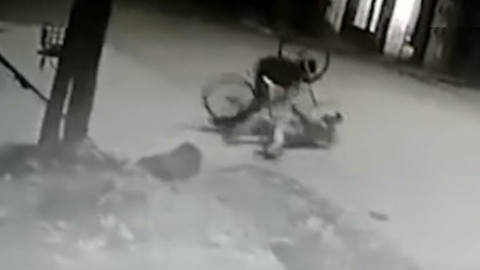 Empezó a trabajar como delivery y le robaron la bici: salió a buscar al ladrón, casi lo mata a golpes y quedó detenido