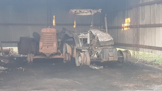 Quema de tractores en Colonia Rosa: Provincia aportará $2 millones para "salir del paso"