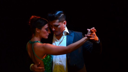 En cuarentena, fueron a una plaza y se filmaron: fueron convocados para el Festival de Tango