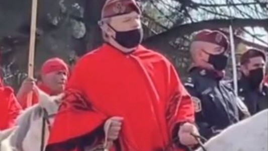 Berni publicó en las redes un spot "campestre", desfilando a caballo y con poncho