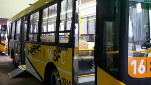 A piedrazos rompieron los vidrios de un colectivo e hirieron a 2 mujeres