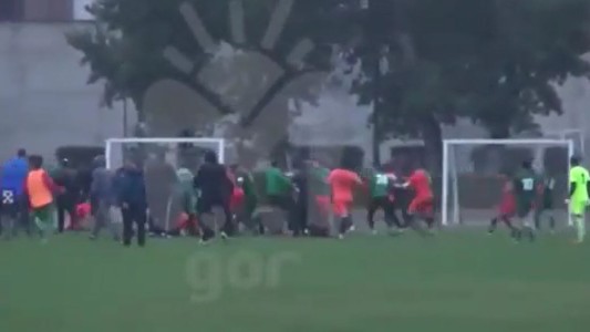 Un partido de fútbol termina en una pelea masiva entre hinchas, árbitros y jugadores