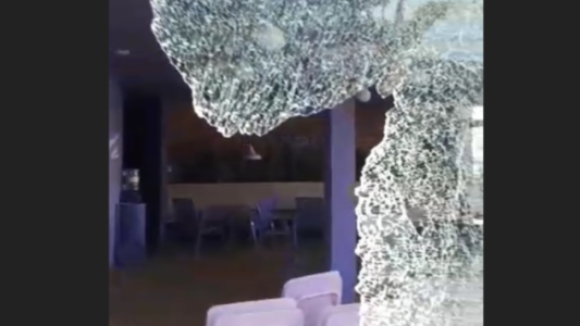 Roban y provocan destrozos en una heladería del norte de la ciudad