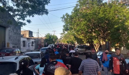 Ahora: largas colas para ingresar al estadio de Colón