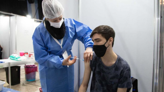 Este martes se vacunará a adolescentes de 16 años en la Esquina Encendida