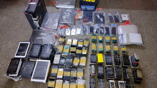 Detienen a doce personas en la ciudad por comercializar celulares adulterados
