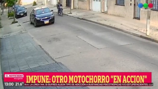 Video: en Rosario, un joven intentaba tomar un taxi y un motochorro le disparó