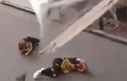 Bajaba el toldo de un local, el viento la tiró a la calle y se salvó de ser atropellada