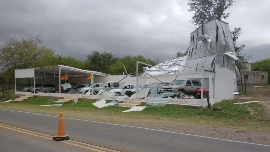 Abrió una agencia de autos y el mismo día fue destruida por el viento