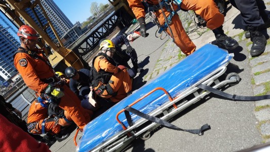 Video: los bomberos rescataron a un hombre que intentó saltar al vacío desde una grúa en Puerto Madero