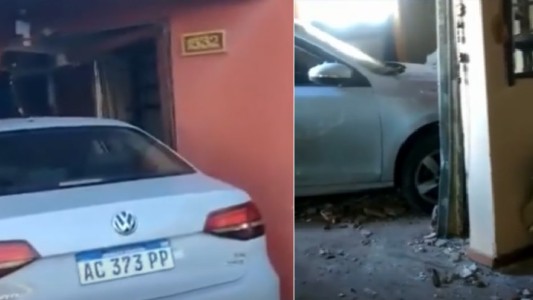 Sin registro, le sacó el auto a su papá para pasear con amigos: terminó incrustado en una casa