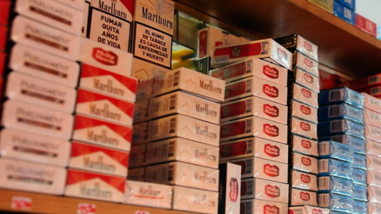 Kiosqueros se oponen a una ley que prohibiría la exhibición de cigarrillos