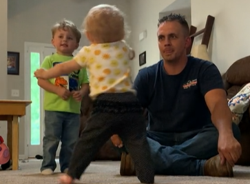 Video viral: El tierno momento de una familia cuando su beba da los primeros pasos