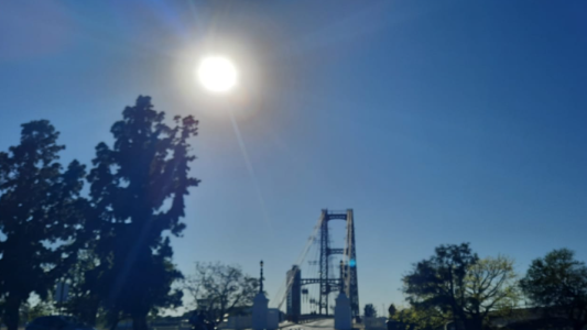 Lunes primaveral en la ciudad con cielo despejado y temperatura en ascenso
