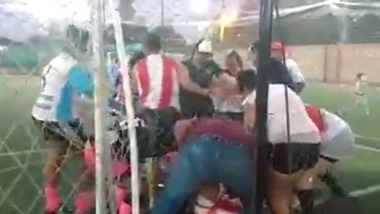 Un partido de fútbol femenino terminó con las jugadoras a las trompadas