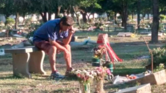 El papá que escucha los partidos de San Martín de Tucumán junto a la tumba de su hijo