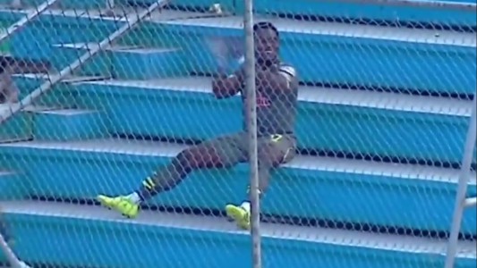 El festejo del año: hizo el gol, fue hasta la tribuna y se aplaudió