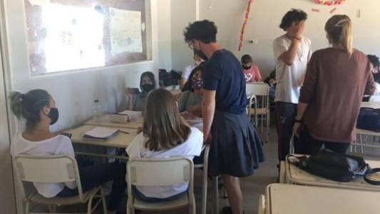 No lo dejaban ir en pantalón corto a la escuela y asistió en pollera por el calor