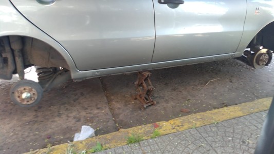 Le robaron las cuatro ruedas, pero le dejaron el gato de "regalo"
