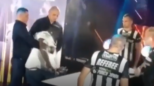 Brutal cachetazo a un luchador de MMA: lo desmayó de un solo golpe