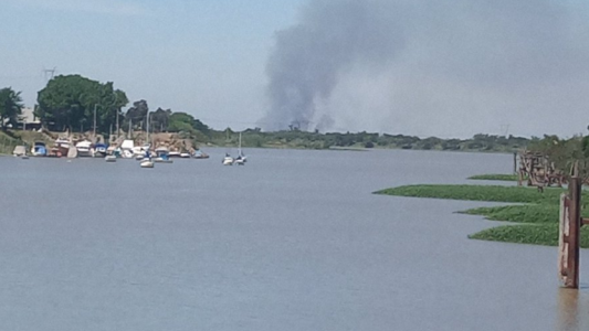 Impresionante incendio en la zona de islas al sur de Rosario