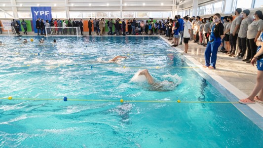 Polémica por natatorio que prohíbe a mujeres usar malla blanca: la explicación del Municipio