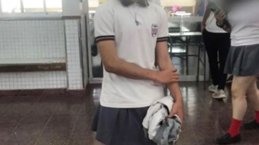 Alumnos protestaron con polleras y lograron cambiar el código de vestimenta del colegio