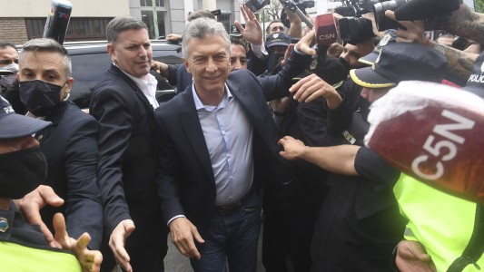 Video: Macri le sacó el micrófono al periodista de C5N antes de entrar a declarar en Dolores