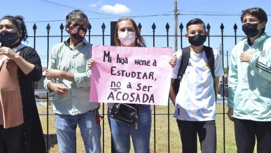 Imputarán a un docente de un colegio por acosar a una alumna por WhatsApp