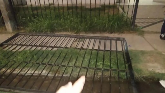 Cayó un portón donde jugaban nenes y murió aplastada una chiquita de 4 años