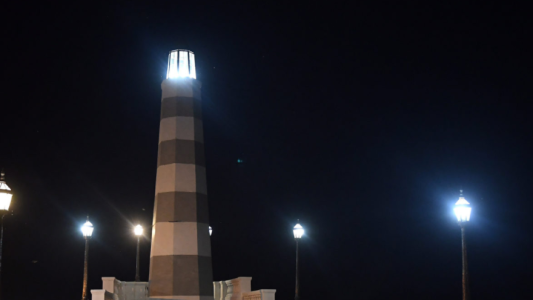 Se volvieron a encender las luces en el Faro de la Costanera