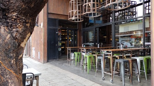 Por el temporal, se inundó un reconocido bar de Córdoba