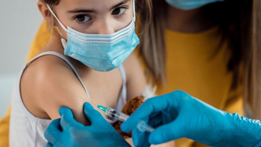 Este miércoles se vacunará a niños y adolescentes con Pfizer y Sinopharm