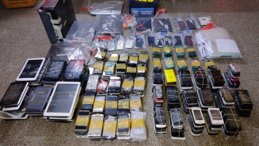 Condenan y multan a siete personas por la venta de celulares robados