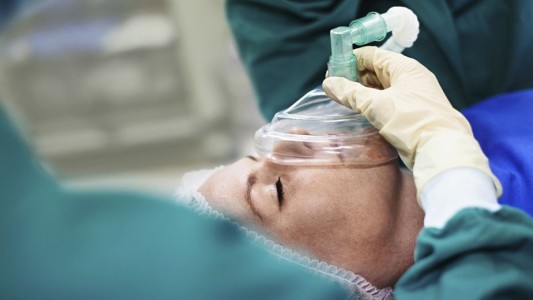 Piden actualización de honorarios: anestesistas solo atienden urgencias y emergencias