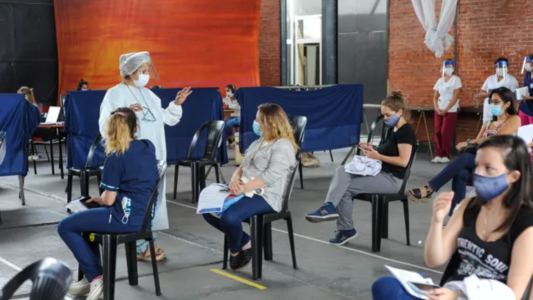 A fin de mes se aplicarán terceras dosis a personal de salud y mayores de 70 años