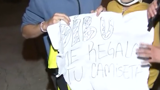 La insólita historia del nene que se llevó una camiseta autografiada por toda la Selección Argentina