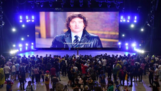 Acto de Milei en el Luna Park: un guardia subió al escenario y amagó con sacar un arma