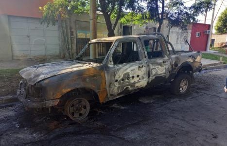 Otro auto quemado esta semana, esta vez en Alberdi al 7500