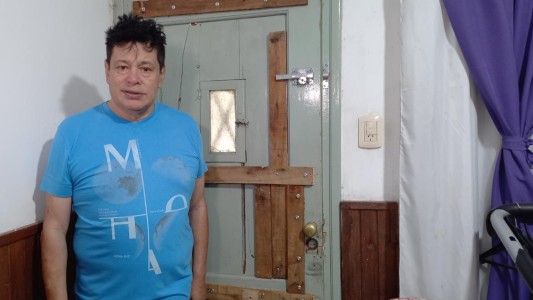 "Me destrozaron": la impotencia de Carlitos Román luego del robo sufrido en su casa