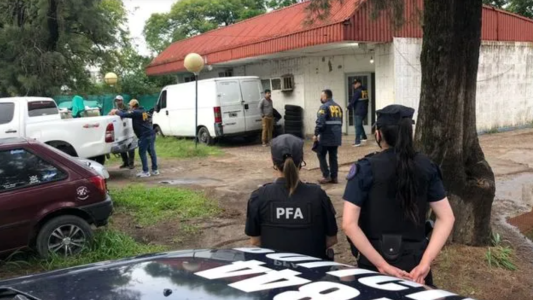 Detienen a un agente policial tras un allanamiento en la Brigada de Drogas