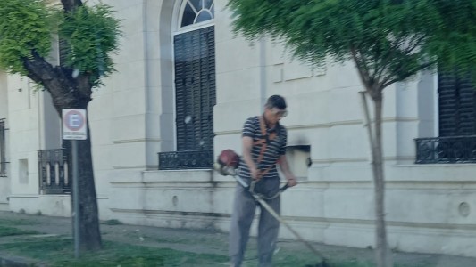 Como en su casa: el intendente de Saavedra-Pigüé salió a cortar el pasto del Municipio