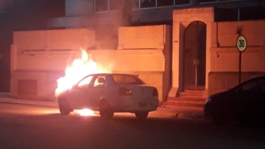 Nuevamente un auto quemado durante la noche en la ciudad