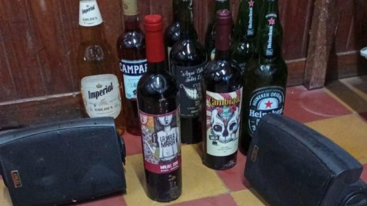 Dos jóvenes fueron aprehendidos cuando sustraían elementos de un bar