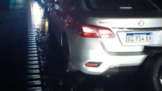 Autopista Santa Fe-Rosario: Pusieron adoquines en la calzada y les robaron a los automovilistas