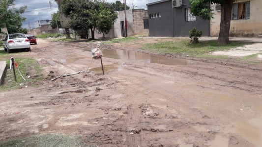 Por la rotura de un caño, está sin agua hace una semana: “Me pasan por una manguera”