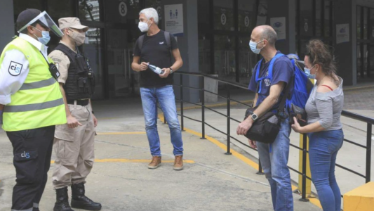 Se levantó el aislamiento del polémico buque Hamburg tras el "falso positivo"