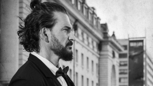 Ricardo Arjona presentó el albúm competo "Blanco y Negro"