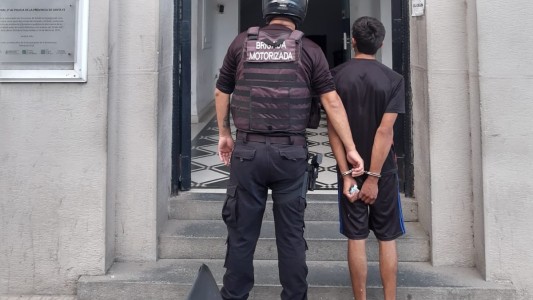 Encontró una tarjeta, intentó sacar dinero de un cajero automático, lo aprehendieron y casi lo linchan vecinos