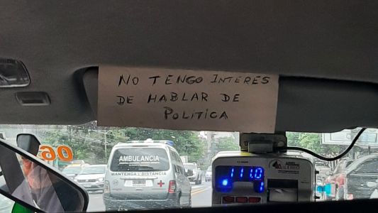 "No tengo interés de hablar de política", el cartel viral de un taxista